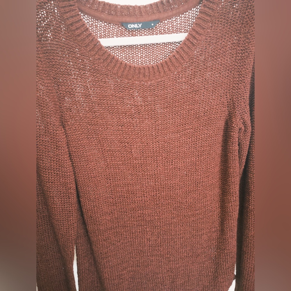 Selling a knitted burnt orange/burgundy long sleeve top!